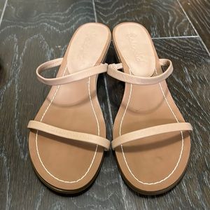 Splendid tan sandals; Has a slight heel of about 1 1/2 inches. Size 9 or 9.5?